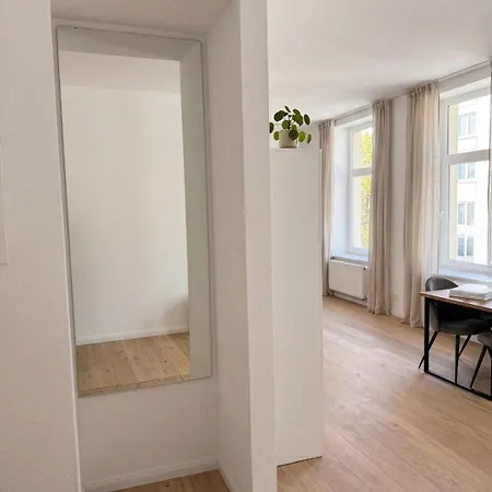 Moderne 2-zimmer Im Herzen Duesseldorfs Apartment